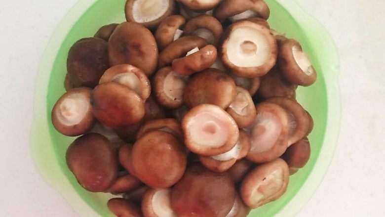 美味小零食 孜然香菇,把香菇清洗干净