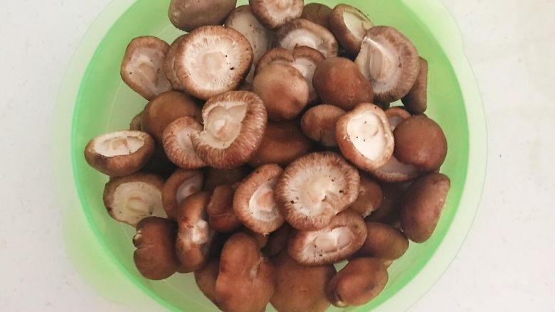 美味小零食 孜然香菇,把香菇蒂剪掉