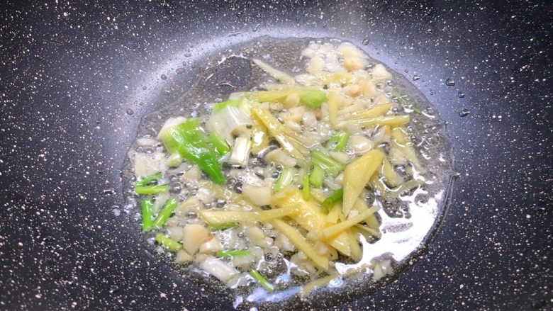 沸腾鱼,重起油锅,放入少许油,放入姜丝、蒜末、葱白炒香