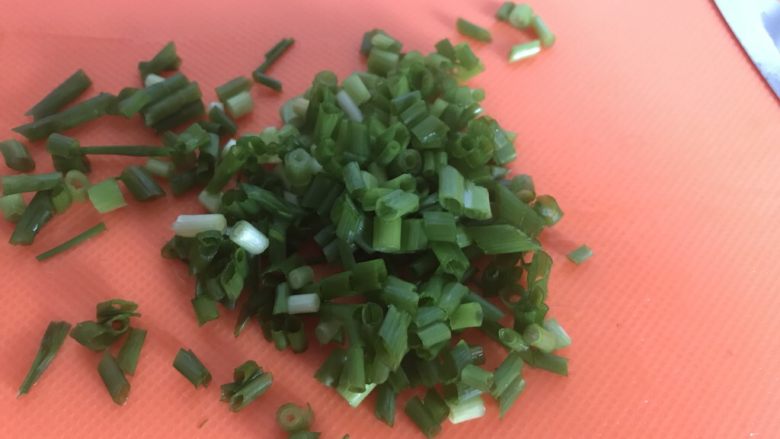 煎蛋饺子~快手早餐超简单又营养,小葱洗干净;剁碎备用。