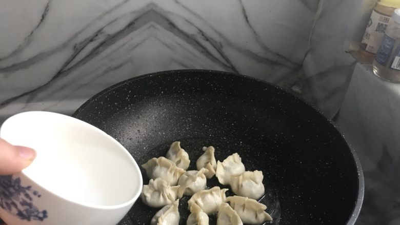 煎蛋饺子~快手早餐超简单又营养,中火煎三分钟后,加半碗水大火加盖焖干。