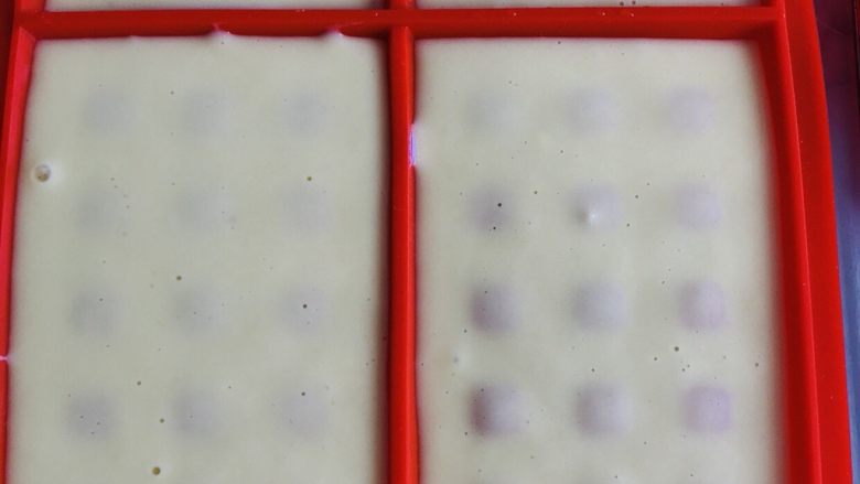 烤箱版华夫饼,将面糊倒入华夫饼模具中,倒入八分满就可以了。烤箱预热一百八十度烤二十分钟。