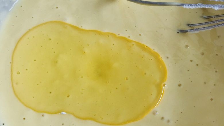 烤箱版华夫饼,最后加入玉米油(可以用黄油,怕胖啊直接用玉米油代替了,黄油口感应该会更加好)!