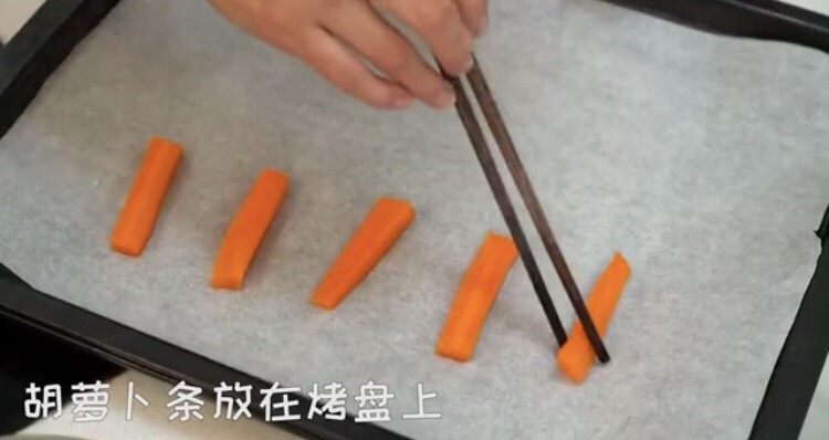 胡萝卜🥕紫菜条,胡萝卜🥕条放在烤盘上