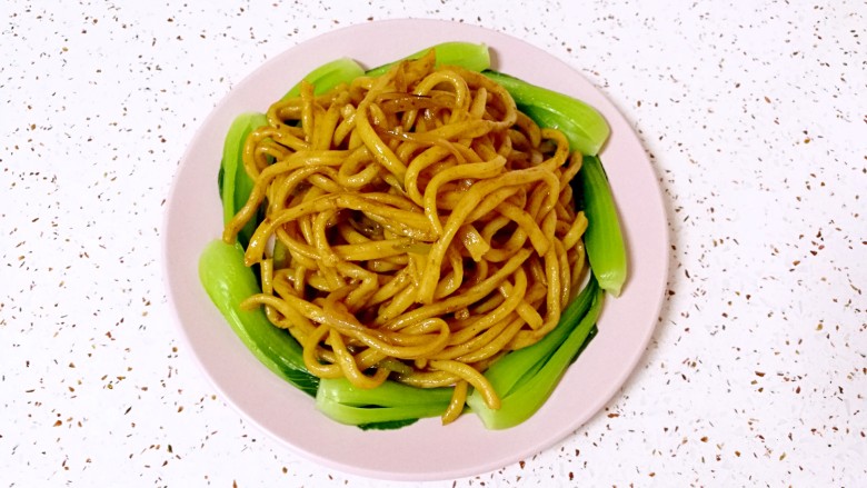 酱油炒面,青菜摆盘,盛入炒好的面条。
