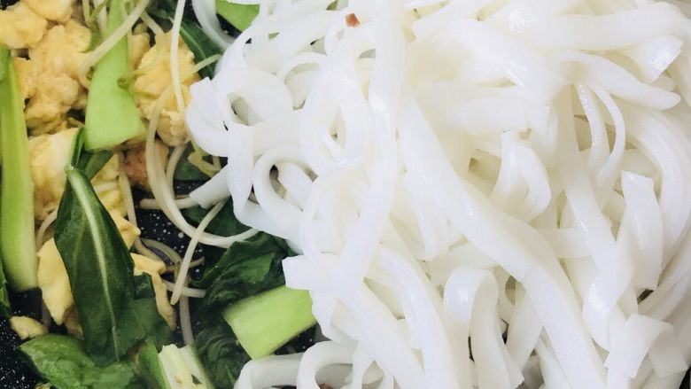 干炒牛河, 加河粉、鸡蛋、牛肉继续翻炒。