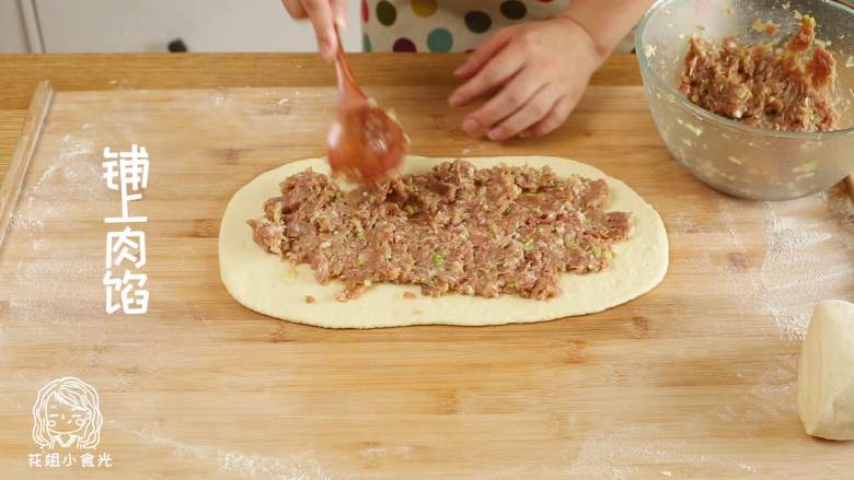 肉龙18m+,在面皮上均匀铺上肉馅儿,往面皮边缘涂点水~