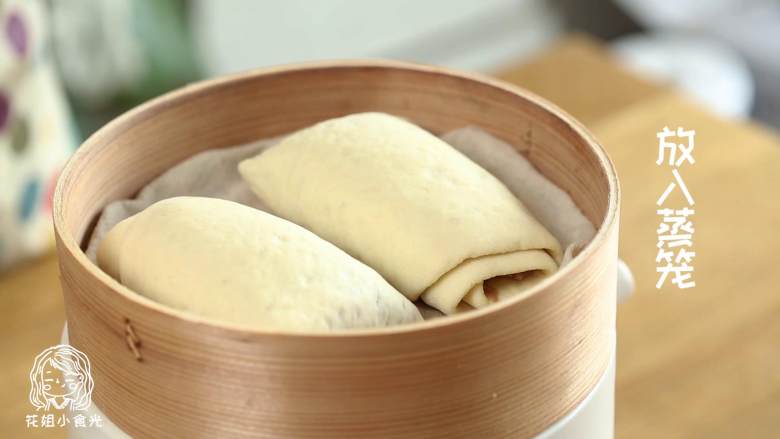 肉龙18m+,切成两半,放进蒸笼~