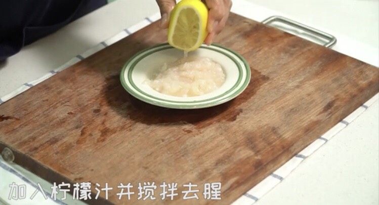 宝宝👶蒸鱼🐟糕,挤入柠檬🍋汁去腥