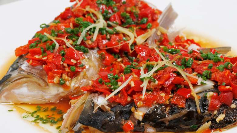 湘菜剁椒鱼头 新手家常菜,表面摆上一条香菜装饰,香喷喷的剁椒鱼头完成了。原谅我忘记放香菜了。
