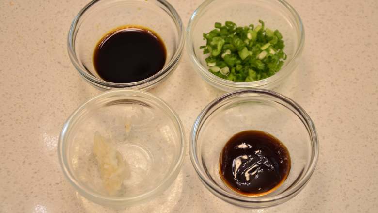擂辣椒皮蛋 新手家常菜,葱切碎,准备好配料
