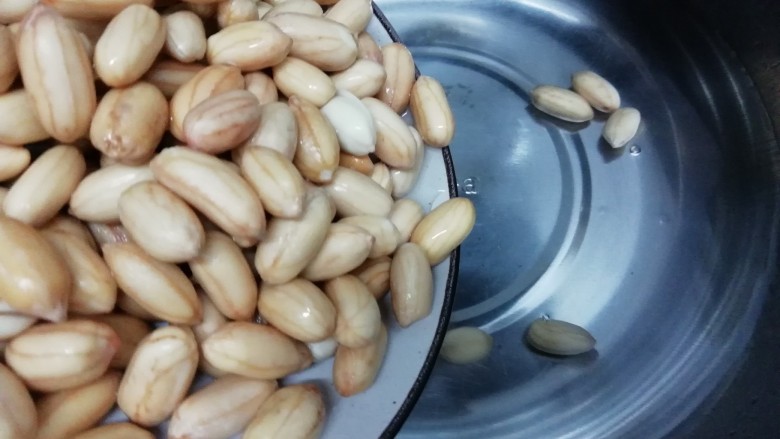 凉拌花生米香芹,锅里多加入一些水,再把花生米倒入锅中