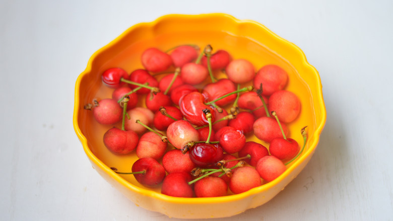 蜜汁樱桃挞,<a style='color:red;display:inline-block;' href='/shicai/ 600'>樱桃</a>用苏打<a style='color:red;display:inline-block;' href='/shicai/ 156925'>水</a>浸泡30分钟后冲洗干净