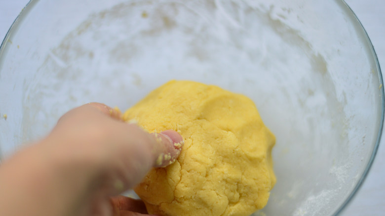 双色饼干,接着用手揉成光滑的面团