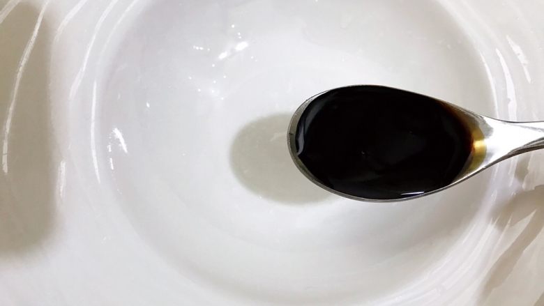 极致简单而美味的头抽蚝油捞面,碗里加入1勺头抽,没有就用生抽代替