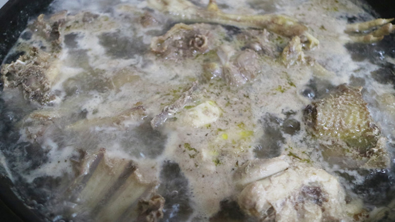家常改良版大盘鸡,鸡肉切块再放到盛满凉水的锅中焯开,加入料酒去除血腥味,撇出末子再把鸡块成盘备用。