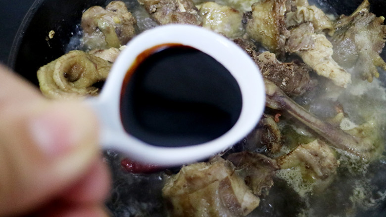 家常改良版大盘鸡,往锅中放入酱油翻炒,加入所有调料,花椒、大料、陈皮、生抽、盐。