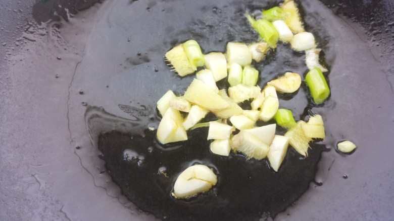 清蒸肉小白菜汤,然后锅里热油,把葱姜蒜爆香。