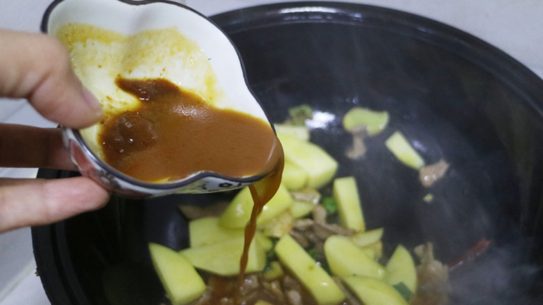 家常菜酱焖嘎牙子鱼,往锅中倒入稀释好的豆瓣酱炒香,然后加入开水。