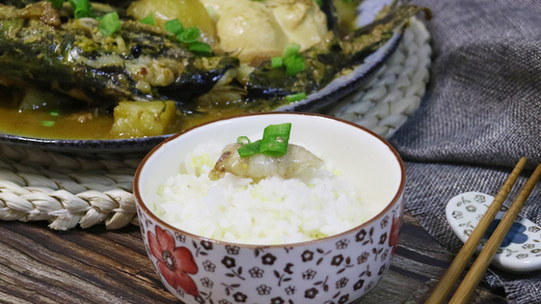 家常菜酱焖嘎牙子鱼,最后大火将汤汁收浓,撒香葱花出锅。