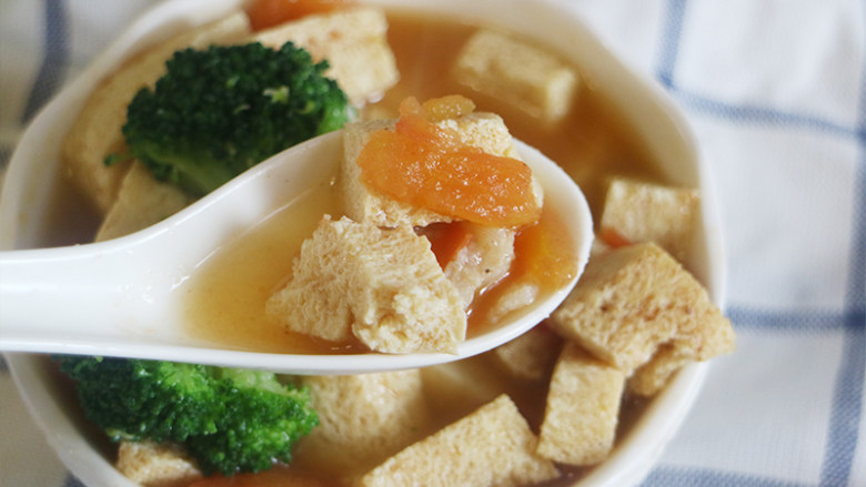 鲜美爽滑的龙利鱼番茄豆腐汤,煮至所有食材入味,大约20分钟后出锅,配上新鲜的西蓝花,营养又美味哦!