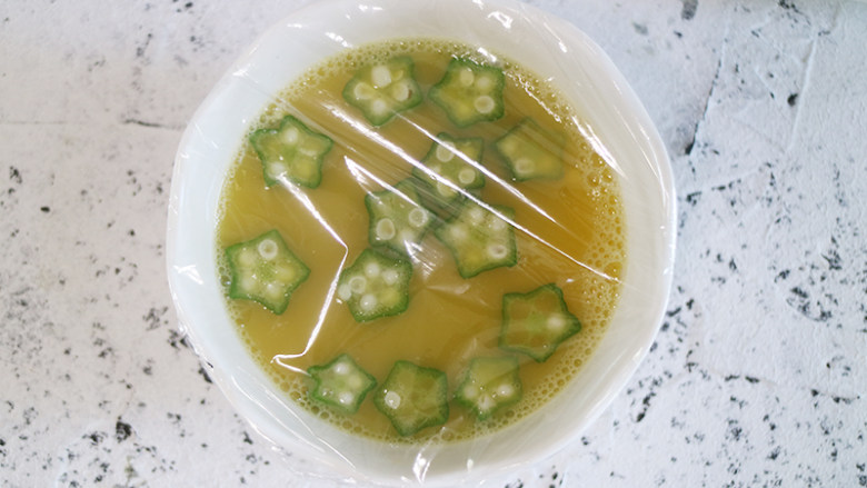 营养美味的软滑秋葵蒸蛋,放入蒸锅前盖上保鲜膜(防止蒸的时候出现气孔不美观),入锅内蒸大概15分钟就可以出锅啦。