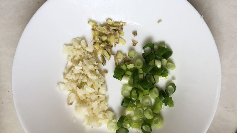 美味菜花炒培根,将杭椒和小红辣椒洗净切成丁,再将蒜瓣去皮拍碎。