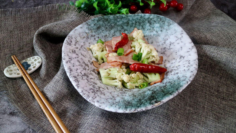 美味菜花炒培根,营养可口的培根炒菜花出锅喽!