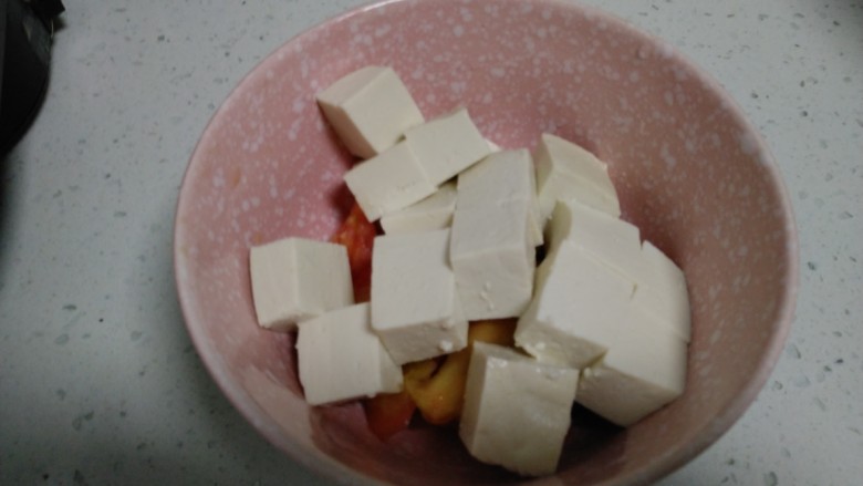 花蛤豆腐苦瓜汤,<a style='color:red;display:inline-block;' href='/shicai/ 465'>豆腐</a>切块。