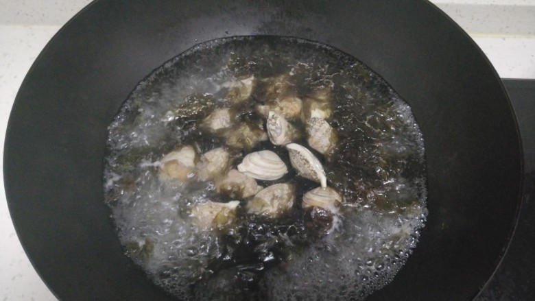 花蛤豆腐苦瓜汤,倒入花蛤
