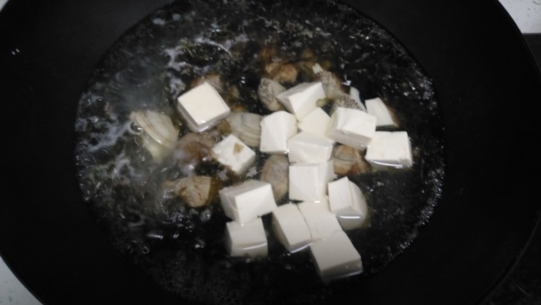 花蛤豆腐苦瓜汤,倒入豆腐。