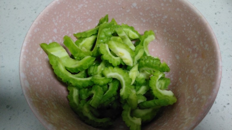 花蛤豆腐苦瓜汤,<a style='color:red;display:inline-block;' href='/shicai/ 55'>苦瓜</a>洗净切丝。