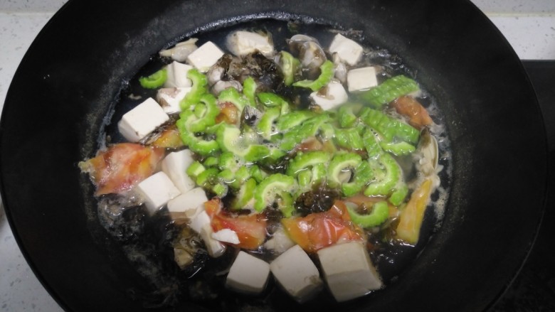 花蛤豆腐苦瓜汤,煮2分钟后倒入苦瓜。