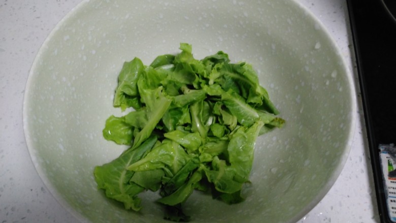 花蛤豆腐苦瓜汤,<a style='color:red;display:inline-block;' href='/shicai/ 121'>生菜</a>洗净垫在碗底。