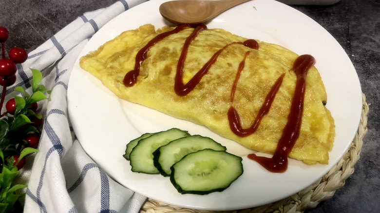 家常蛋包饭,挤上番茄汁,番茄汁充分接触美味飘香的鸡蛋和炒饭棒极了!