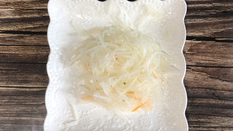美味的冬瓜丝饼,<a style='color:red;display:inline-block;' href='/shicai/ 56'>冬瓜</a>去皮,用手动创丝器创成细丝,用清水冲洗一下。