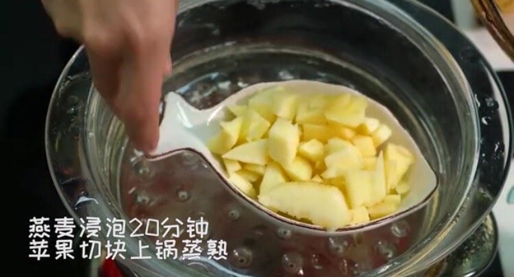 苹果燕麦糊&香蕉蛋饼,苹果🍎切块好隔水蒸熟