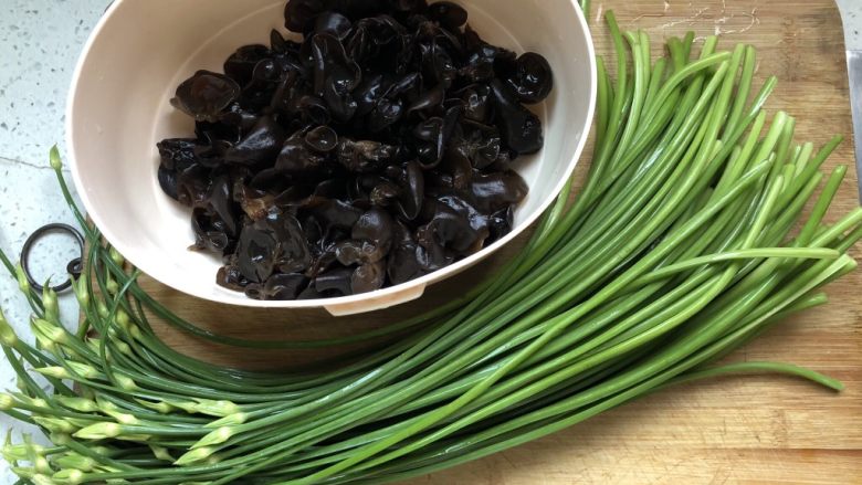 猪油韭菜苔木耳馅饺子,泡好木耳、韭菜苔洗干净空水备用