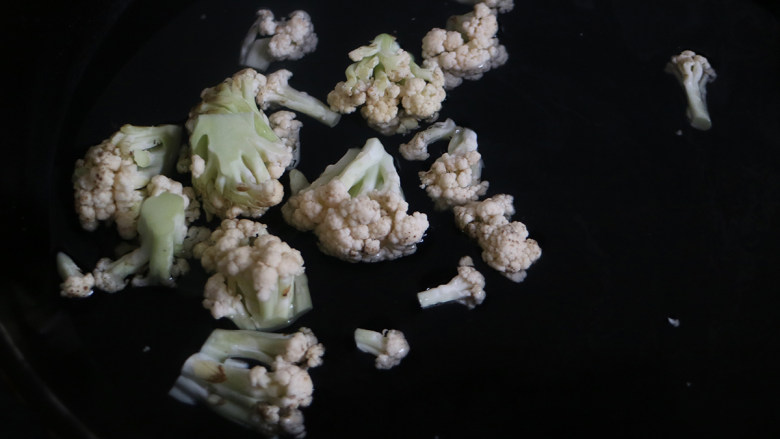 番茄炒菜花,将<a style='color:red;display:inline-block;' href='/shicai/ 63'>菜花</a>放入清水中清洗干净,在放到锅中烧开水焯2分钟捞出备用。