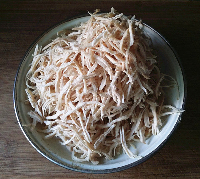 沙拉汁拌鸡丝, 放凉后,随着纹路,将煮好的鸡胸肉,撕成细丝状,装盘备用