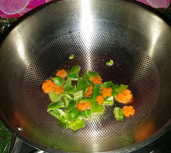 沙拉汁拌鸡丝,将切好的青椒、胡萝卜倒入,加少许食盐爆香