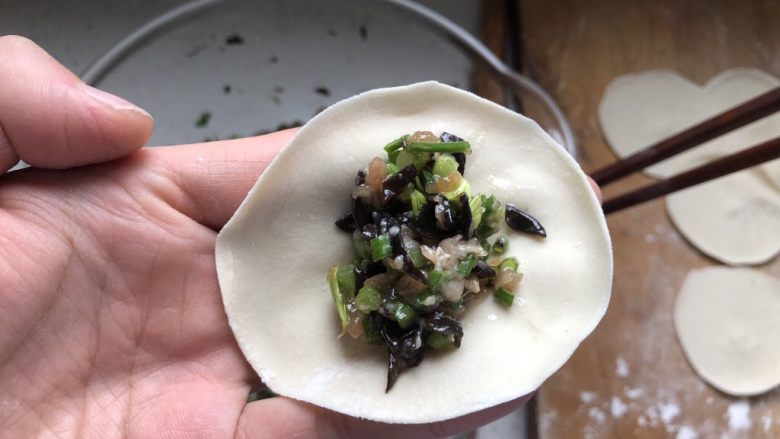 猪油韭菜苔木耳馅饺子,开始包饺子啦!包你喜欢类型的。
我就喜欢包我妈妈包的这种。