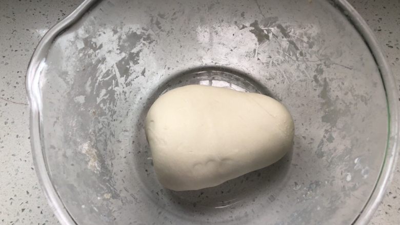 猪油韭菜苔木耳馅饺子,我又盖上盖子醒发面团我去洗车去了,等我洗车回来时候面团感觉醒发的状态特别好!