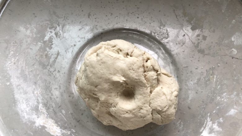 猪油韭菜苔木耳馅饺子,揉成面团的时候是这个样子,盖上盖子或者套上干净塑料袋醒发,面团讲究个三揉三醒,就是揉三次醒发三次。今天我的饺子皮仍然没有破的。