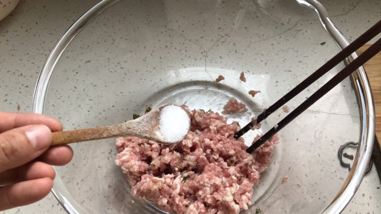 猪油韭菜苔木耳馅饺子,面团醒发的时候可以调肉馅,肉馅加入盐。