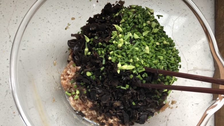 猪油韭菜苔木耳馅饺子,这时候我们把菜馅拌进肉馅里,