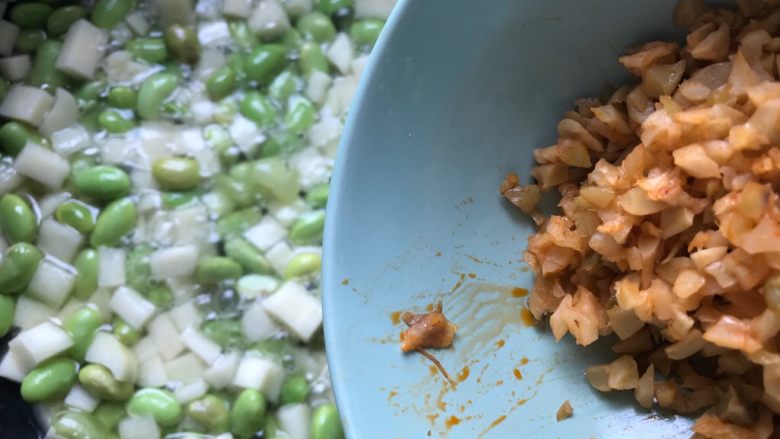 榨菜红肠茭白炒毛豆,3.4分钟后转中火,下榨菜
