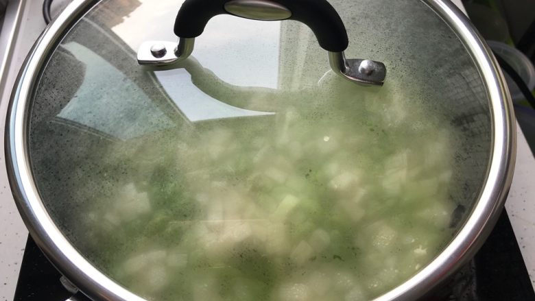 榨菜红肠茭白炒毛豆,盖上锅盖,转小火,煮3.4分钟