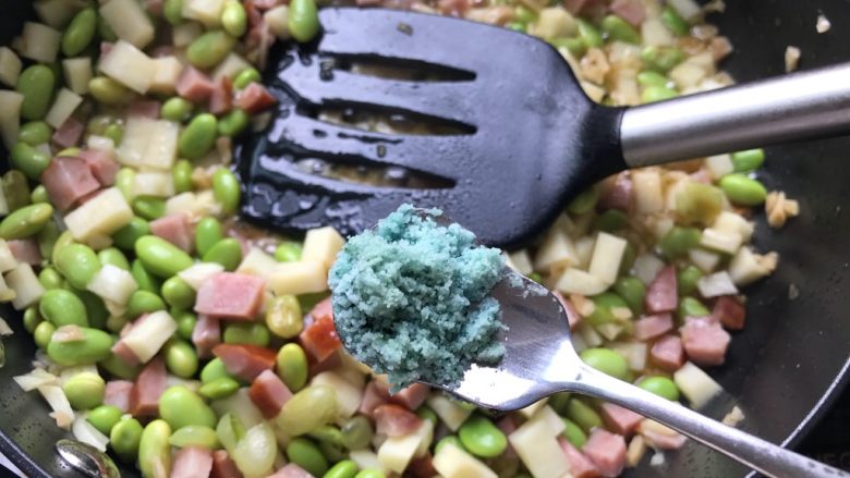 榨菜红肠茭白炒毛豆,加一丢丢蔬之鲜(鸡精),翻炒均匀,即可
