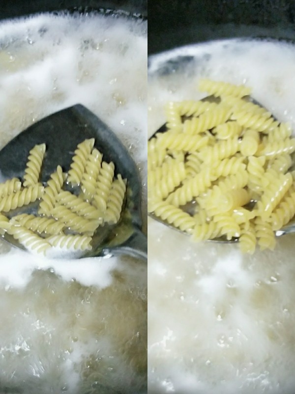 西红柿火腿炒螺丝型意大利面,锅里装适量的水烧开，待水开后放入意面煮八分钟。